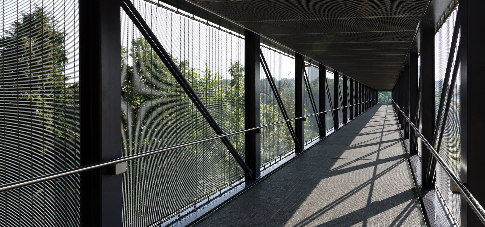 Brückenverkleidung mit HAVER Architektrgewebe als effektive Absturzsicherung