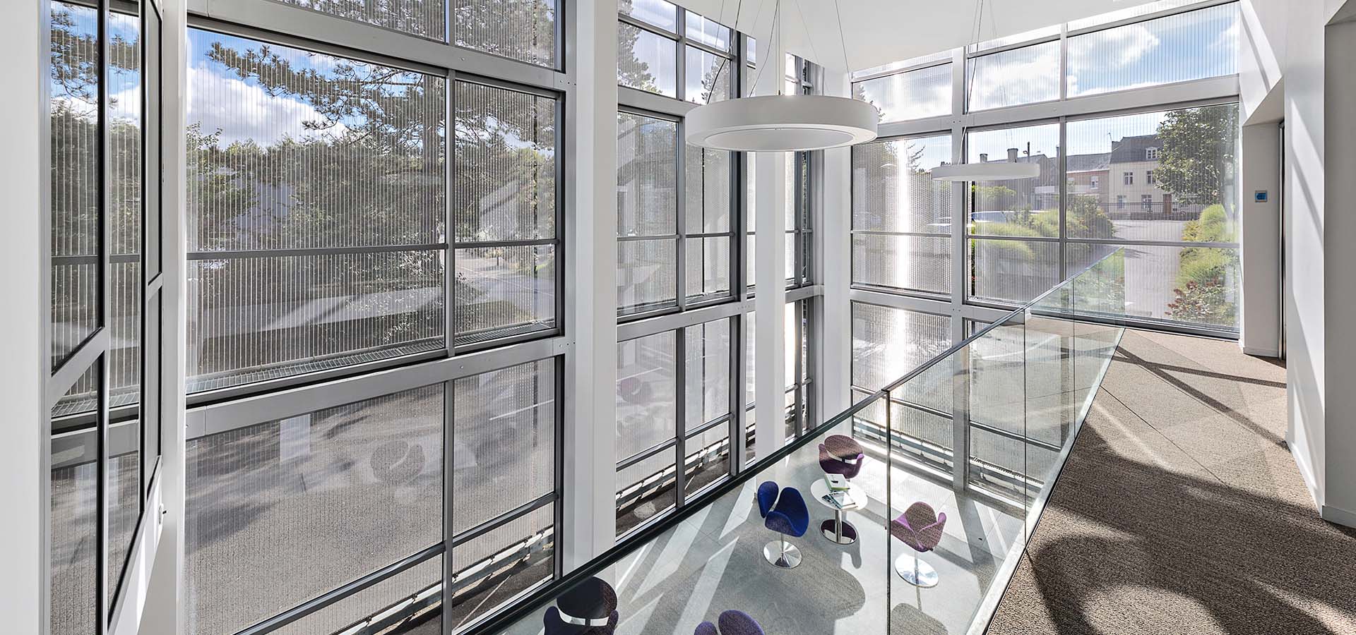 Blick nach Außen: Fassadenverkleidung mit HAVER Architekturgewebe