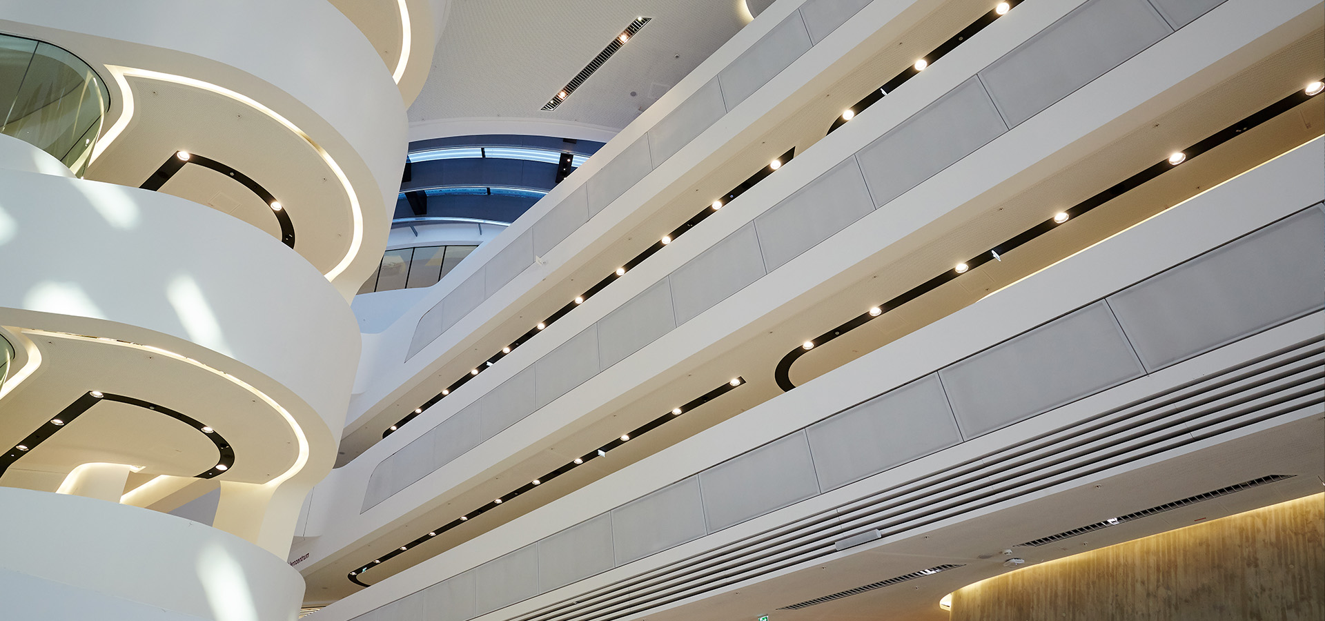 Wandverkleidung mit weiß lackiertem HAVER Architekturgewebe
